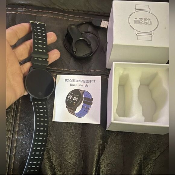 New in box smart watch with charger - Picture 1 of 7